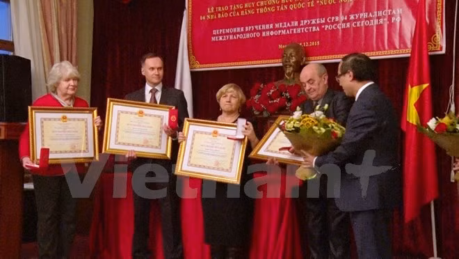 Remise de la médaille de l’Amitié à 4 journalistes russes ảnh 1 Remise de la médaille de l’Amitié à 4 journalistes russes ảnh 1