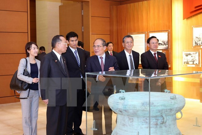 Le président de la Chambre des conseillers du Japon achève sa visite au Vietnam ảnh 1 Le président de la Chambre des conseillers du Japon achève sa visite au Vietnam ảnh 1