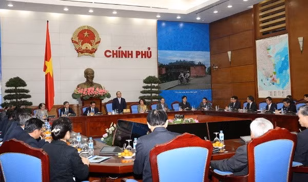 Le vice-PM Nguyen Xuan Phuc reçoit de jeunes Laotiens ảnh 1