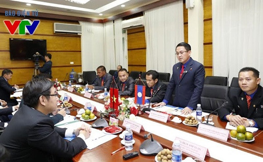 Les jeunes de Hanoi et de Vientiane main dans la main ảnh 1