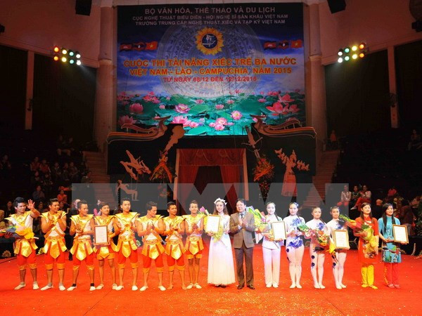 Clôture du concours de cirque 2015 Vietnam-Laos-Cambodge ảnh 1