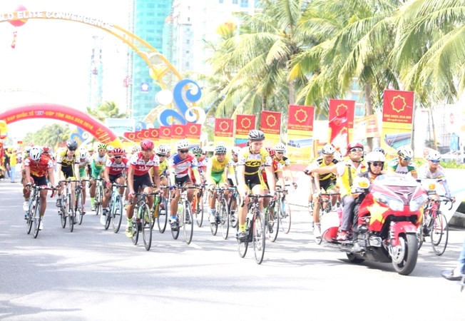 Départ de la course cycliste internationale VTV-Hoa Sen 2016 ảnh 1