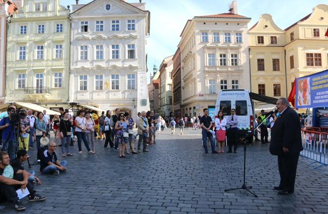 Des vietnamiens en Tchéquie soutiennent la sentence de la CPA ảnh 1 Des vietnamiens en Tchéquie soutiennent la sentence de la CPA ảnh 1