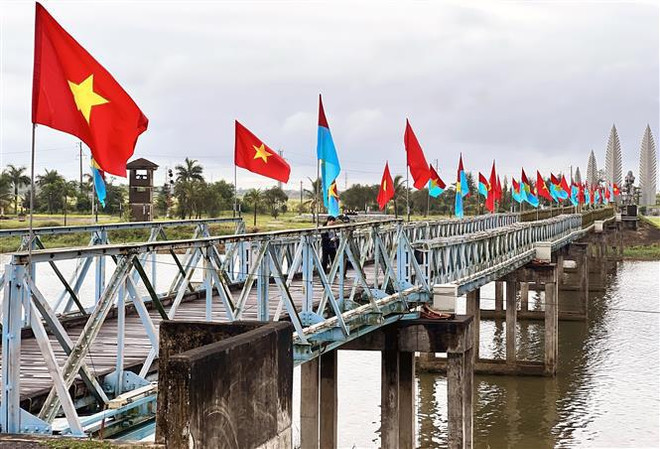 Cérémonie de lever du drapeau de la réunification nationale sur Hiên Luong, à Quang Tri ảnh 2