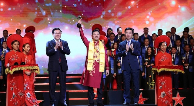 Le prix "Etoile rouge" honore dix jeunes entrepreneurs ảnh 1 Le prix "Etoile rouge" honore dix jeunes entrepreneurs ảnh 1