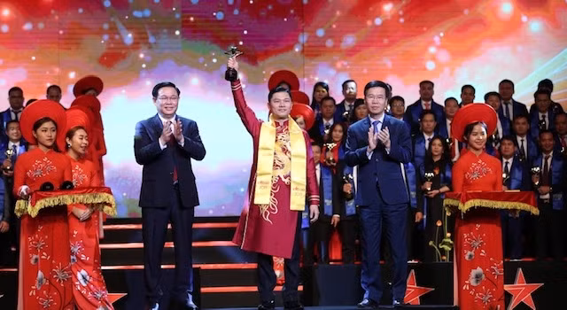 Le prix "Etoile rouge" honore dix jeunes entrepreneurs ảnh 1