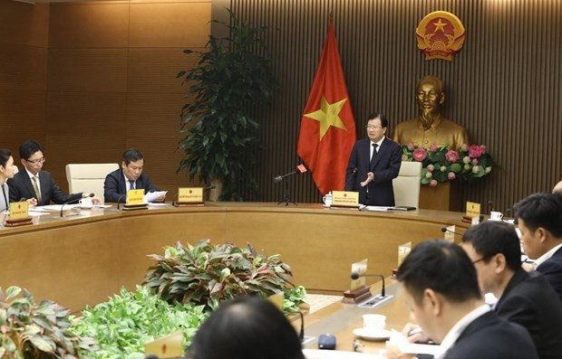 Le vice-PM Trinh Dinh Dung demande d'accélérer la stratégie d'industrialisation ảnh 1