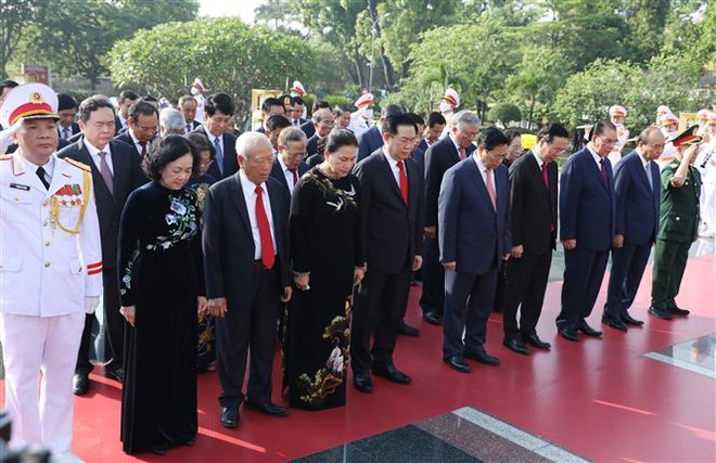 Des dirigeants rendent hommage au Président Ho Chi Minh à l’occasion de son 133e anniversaire ảnh 2 Des dirigeants rendent hommage au Président Ho Chi Minh à l’occasion de son 133e anniversaire ảnh 2