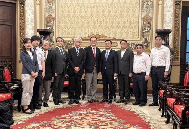 Un responsable de Ho Chi Minh-Ville reçoit le secrétaire général de l'Association d'amitié Japon-Vietnam ảnh 2