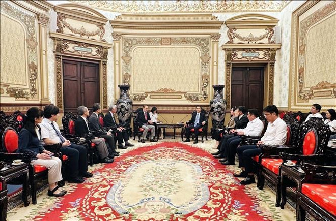 Un responsable de Ho Chi Minh-Ville reçoit le secrétaire général de l'Association d'amitié Japon-Vietnam ảnh 1
