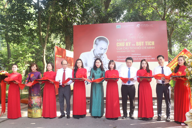Exposition «Une collection de signatures du Président Hô Chi Minh de 1945 – 1969 » à Hanoi ảnh 1 Exposition «Une collection de signatures du Président Hô Chi Minh de 1945 – 1969 » à Hanoi ảnh 1