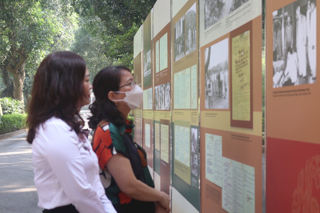 Exposition «Une collection de signatures du Président Hô Chi Minh de 1945 – 1969 » à Hanoi ảnh 2 Exposition «Une collection de signatures du Président Hô Chi Minh de 1945 – 1969 » à Hanoi ảnh 2