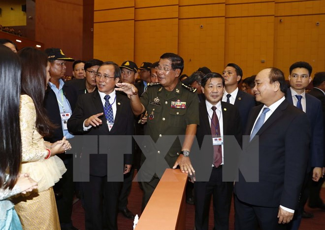 Rencontre entre les deux PM vietnamien Nguyên Xuân Phuc et cambodgien Hun Sen ảnh 2 Rencontre entre les deux PM vietnamien Nguyên Xuân Phuc et cambodgien Hun Sen ảnh 2