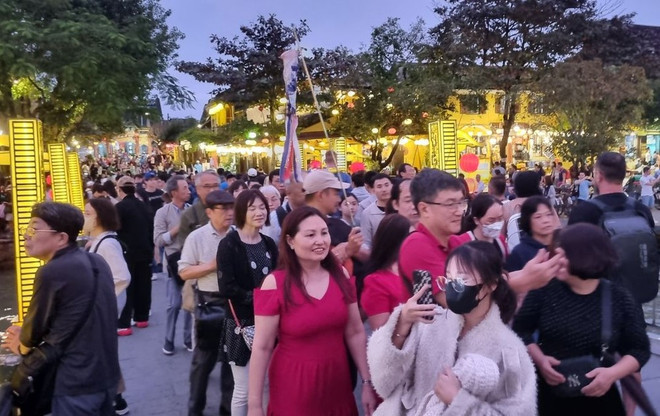 Hoi An accueille des dizaines de milliers de visiteurs pendant les vacances du Nouvel An ảnh 2 Hoi An accueille des dizaines de milliers de visiteurs pendant les vacances du Nouvel An ảnh 2