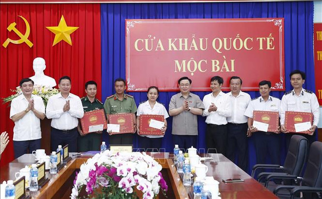 Le président de l'AN Vuong Dinh Hue se rend au poste frontalier international de Moc Bai ảnh 1 Le président de l'AN Vuong Dinh Hue se rend au poste frontalier international de Moc Bai ảnh 1