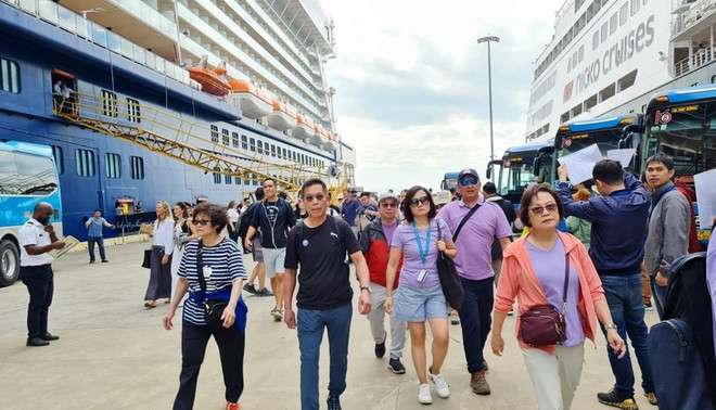 La baie d'Ha Long, une destination préférée de nombre de touristes pendant le Nouvel An 2024 ảnh 2 La baie d'Ha Long, une destination préférée de nombre de touristes pendant le Nouvel An 2024 ảnh 2