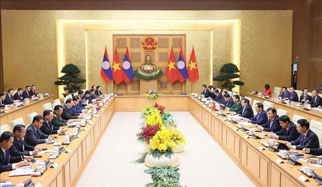 Entretien entre les Premiers ministres du Vietnam et du Laos ảnh 2