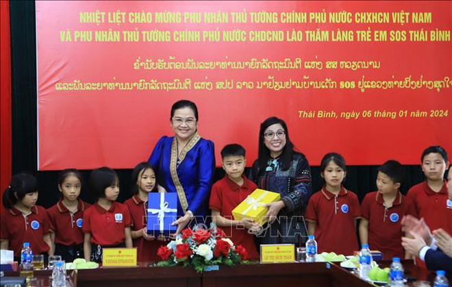Les épouses des Premiers ministres du Vietnam et du Laos rendent visite au village d'enfants SOS de Thai Binh ảnh 1 Les épouses des Premiers ministres du Vietnam et du Laos rendent visite au village d'enfants SOS de Thai Binh ảnh 1