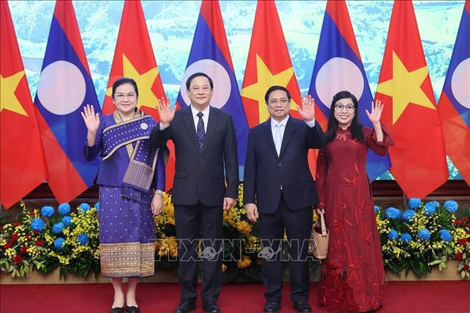 Entretien entre les Premiers ministres du Vietnam et du Laos ảnh 1