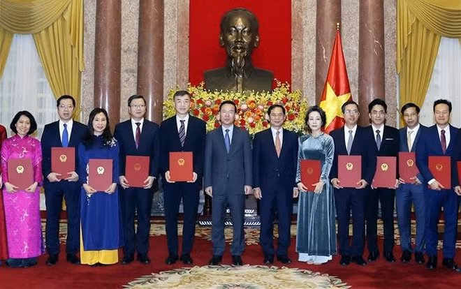 Le chef de l’État remet ses décisions de nomination à 26 nouveaux ambassadeurs ảnh 1 Le chef de l’État remet ses décisions de nomination à 26 nouveaux ambassadeurs ảnh 1
