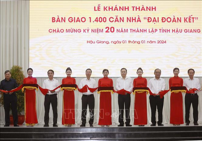 Le président assiste à la cérémonie de remise de 1.400 maisons à Hau Giang ảnh 1 Le président assiste à la cérémonie de remise de 1.400 maisons à Hau Giang ảnh 1