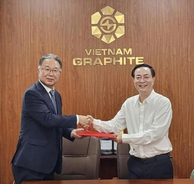 Une société sud-coréenne signe un contrat d’importation et de distribution du graphite du Vietnam ảnh 1