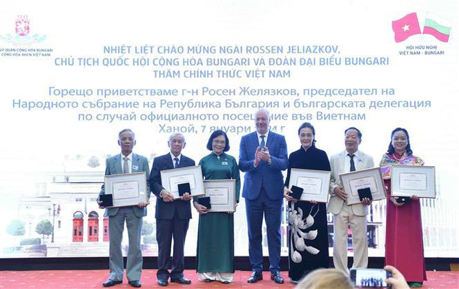 Le président de l'AN bulgare rencontre des Vietnamiens ayant étudié et travaillé en Bulgarie ảnh 2 Le président de l'AN bulgare rencontre des Vietnamiens ayant étudié et travaillé en Bulgarie ảnh 2