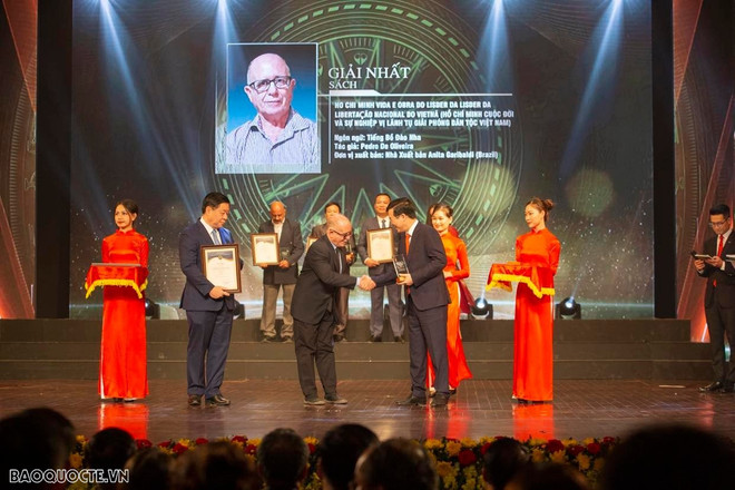 Un chercheur brésilien apprécie le rôle du Parti communiste vietnamien ảnh 4 Un chercheur brésilien apprécie le rôle du Parti communiste vietnamien ảnh 4