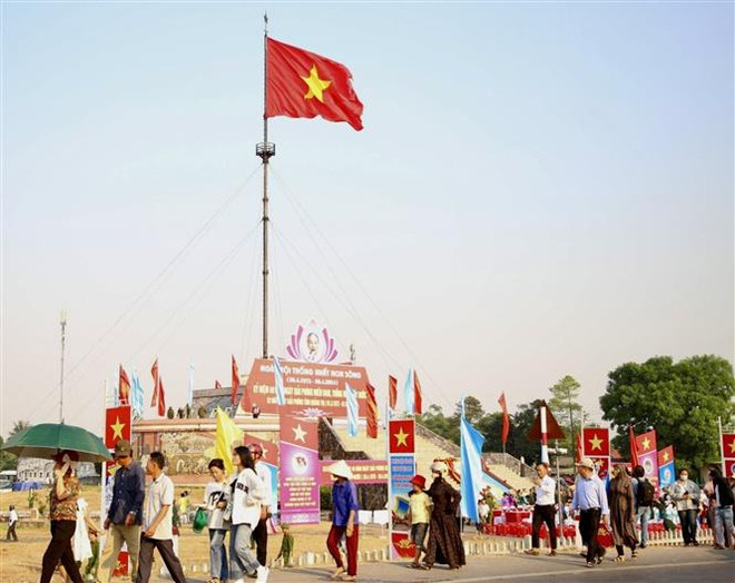 Cérémonie de lever du drapeau « Réunification nationale » à Quang Tri ảnh 1 Cérémonie de lever du drapeau « Réunification nationale » à Quang Tri ảnh 1