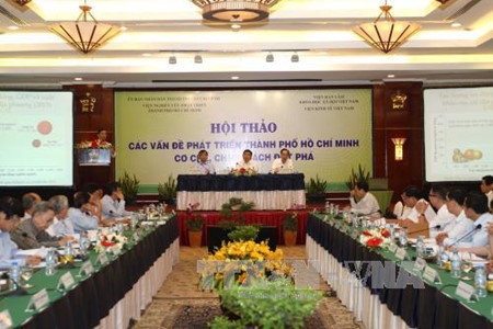 Colloque sur les perspectives de l’économie vietnamienne en 2017 ảnh 1 Colloque sur les perspectives de l’économie vietnamienne en 2017 ảnh 1