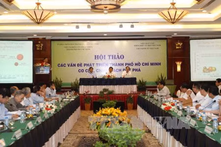 Colloque sur les perspectives de l’économie vietnamienne en 2017 ảnh 1 Colloque sur les perspectives de l’économie vietnamienne en 2017 ảnh 1