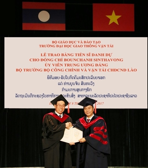 Remise du diplôme de docteur honoris causa au ministre laotien des Travaux publics et des Transports ảnh 1 Remise du diplôme de docteur honoris causa au ministre laotien des Travaux publics et des Transports ảnh 1