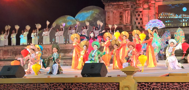 Défilé d’ao dai: "Où commencent les légendes" ảnh 1 Défilé d’ao dai: "Où commencent les légendes" ảnh 1