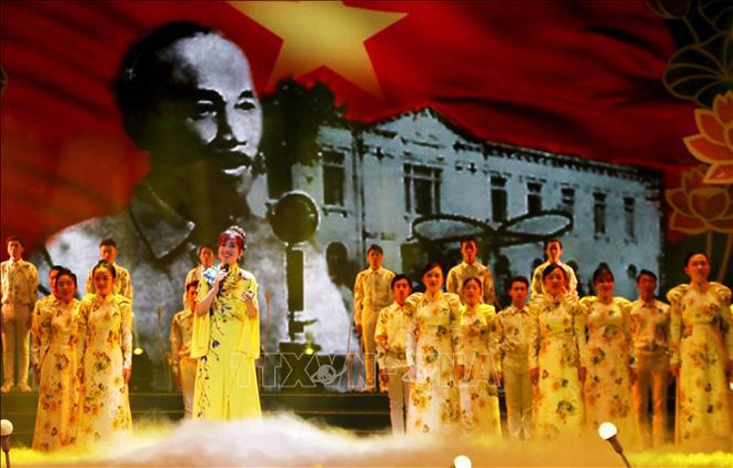 Spectacle louant le Président Ho Chi Minh dans la mégapole du Sud ảnh 1 Spectacle louant le Président Ho Chi Minh dans la mégapole du Sud ảnh 1