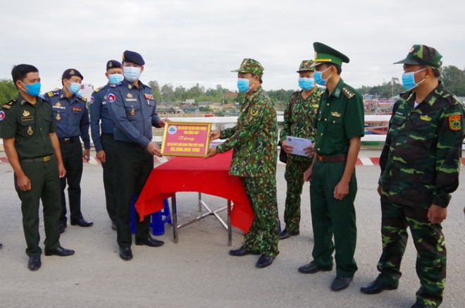 Dong Thap soutient la province cambodgienne de Prey Veng dans la lutte contre le COVID-19 ảnh 1 Dong Thap soutient la province cambodgienne de Prey Veng dans la lutte contre le COVID-19 ảnh 1