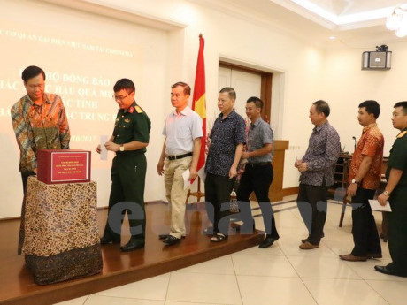 Soutien des Vietnamiens en Indonésie pour les sinistrés des crues ảnh 1 Soutien des Vietnamiens en Indonésie pour les sinistrés des crues ảnh 1