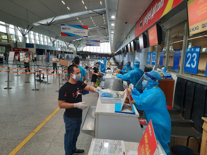 COVID-19: 230 passagers bloqués à Da Nang transportés vers Hanoï par Vietjet ảnh 1 COVID-19: 230 passagers bloqués à Da Nang transportés vers Hanoï par Vietjet ảnh 1