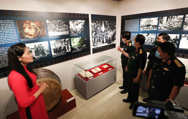 Ouverture de l'exposition «Révolution d'Août - Étape historique» à Hanoï ảnh 1 Ouverture de l'exposition «Révolution d'Août - Étape historique» à Hanoï ảnh 1