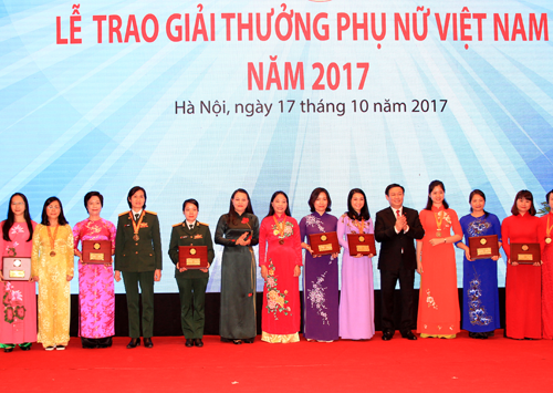 Les Prix des Femmes vietnamiennes 2017 remis à 18 individus et collectivités ảnh 1