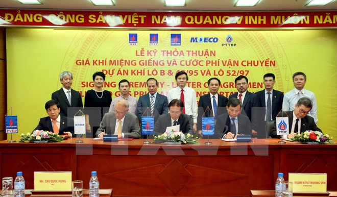 Signature de deux contrats sur le gisement gazier Phong Lan Dai ảnh 1