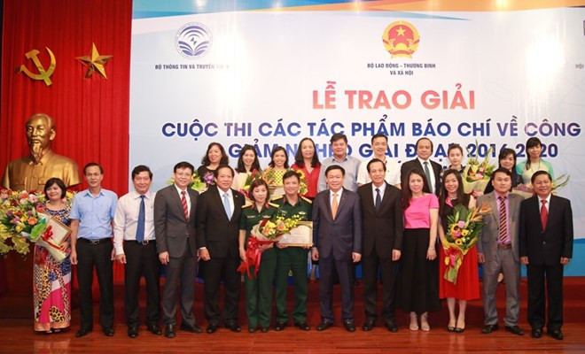 Remise des prix de la presse sur les efforts de réduction de la pauvreté ảnh 1 Remise des prix de la presse sur les efforts de réduction de la pauvreté ảnh 1