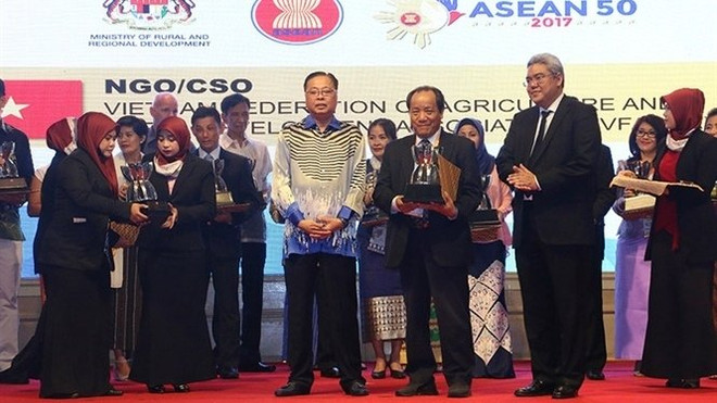 Le Vietnam reçoit des Prix de l'ASEAN sur le développement rural ảnh 1 Le Vietnam reçoit des Prix de l'ASEAN sur le développement rural ảnh 1
