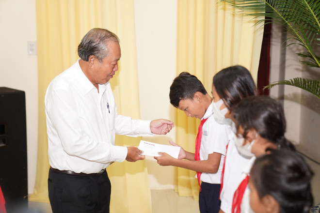 Remise de 10.000 drapeaux nationaux à An Giang ảnh 2 Remise de 10.000 drapeaux nationaux à An Giang ảnh 2