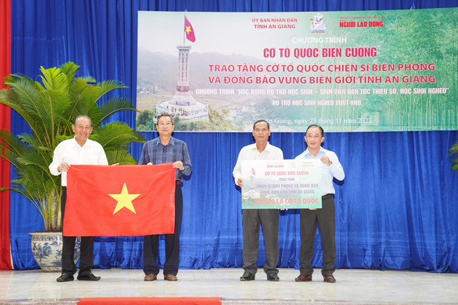 Remise de 10.000 drapeaux nationaux à An Giang ảnh 1 Remise de 10.000 drapeaux nationaux à An Giang ảnh 1
