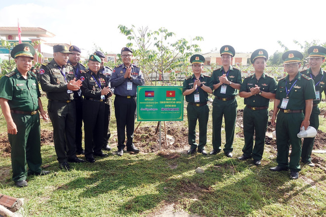 Échange d'amitié entre des jeunes gardes-frontières vietnamiens et cambodgiens ảnh 1 Échange d'amitié entre des jeunes gardes-frontières vietnamiens et cambodgiens ảnh 1