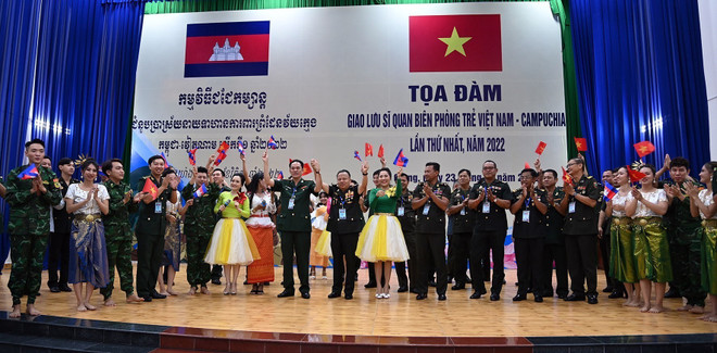 Échange d'amitié entre des jeunes gardes-frontières vietnamiens et cambodgiens ảnh 2 Échange d'amitié entre des jeunes gardes-frontières vietnamiens et cambodgiens ảnh 2