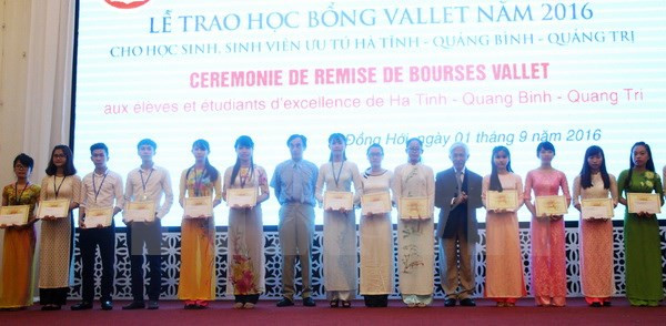 Bourses Vallet remises à des élèves et étudiants talentueux du Centre ảnh 1 Bourses Vallet remises à des élèves et étudiants talentueux du Centre ảnh 1