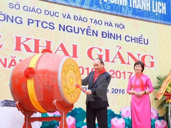 Des dirigeants assistent à la rentrée scolaire dans l’ensemble du pays ảnh 2