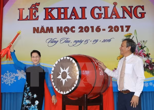 Des dirigeants assistent à la rentrée scolaire dans l’ensemble du pays ảnh 3