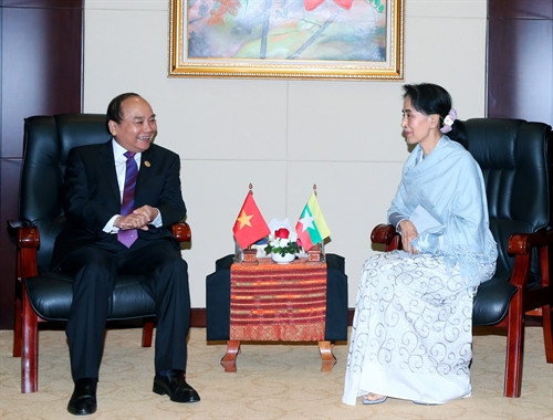 Le Premier ministre Nguyên Xuân Phuc rencontre la conseillère d’État du Myanmar ảnh 1 Le Premier ministre Nguyên Xuân Phuc rencontre la conseillère d’État du Myanmar ảnh 1